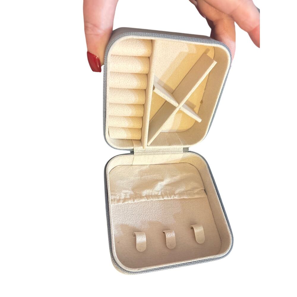 NWT Travel Jewelry Organizer Case Cream Zippered 5“